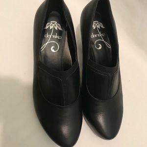 Women’s dansko black heel clogs with elastic.